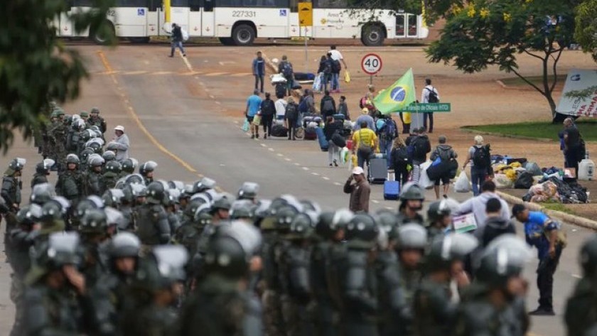 Brasil: desmantelan campamentos de bolsonaristas y hay 1.200 detenidos