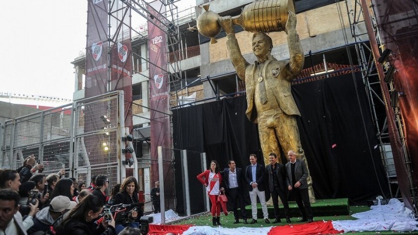 Gallardo ya tiene su propia (mega) estatua en el Monumental