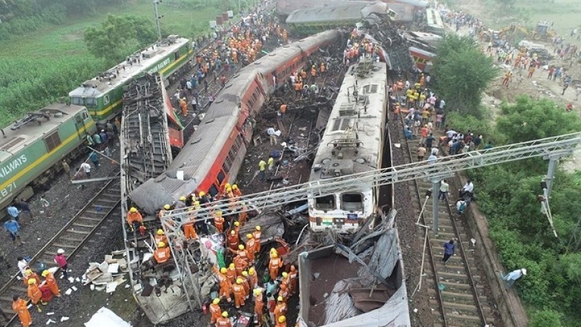 Tragedia: más de 280 muertos y 900 heridos en un accidente de tren en la India