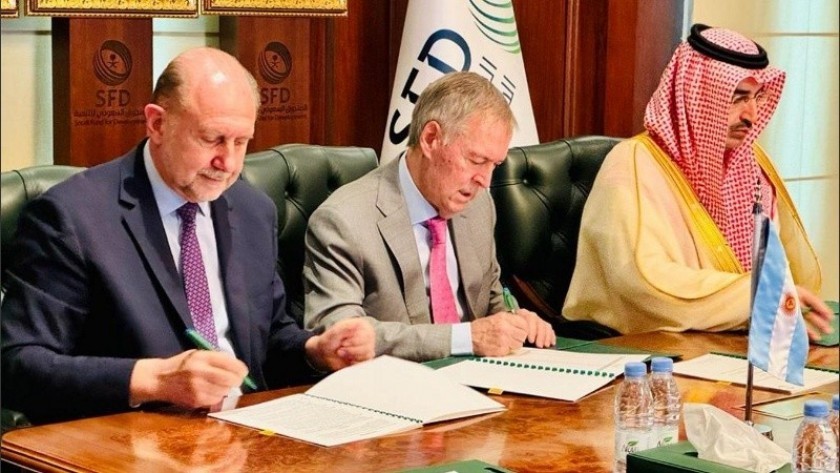 Perotti y Schiaretti firmaron un préstamo con el Fondo Saudí para otro tramo del acueducto