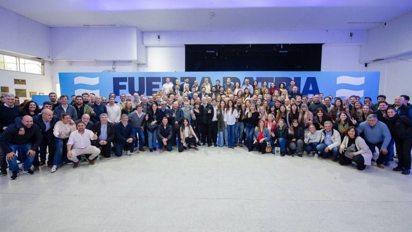 Kicillof arrancó la campaña a octubre: Foto de unidad con candidatos e intendentes