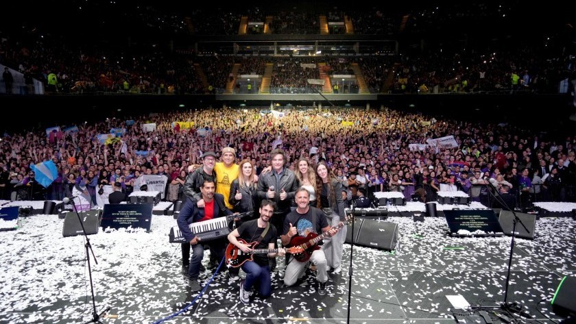 Milei presentó su libro con un show de rock y le pidió a sus seguidores que “no aflojen”