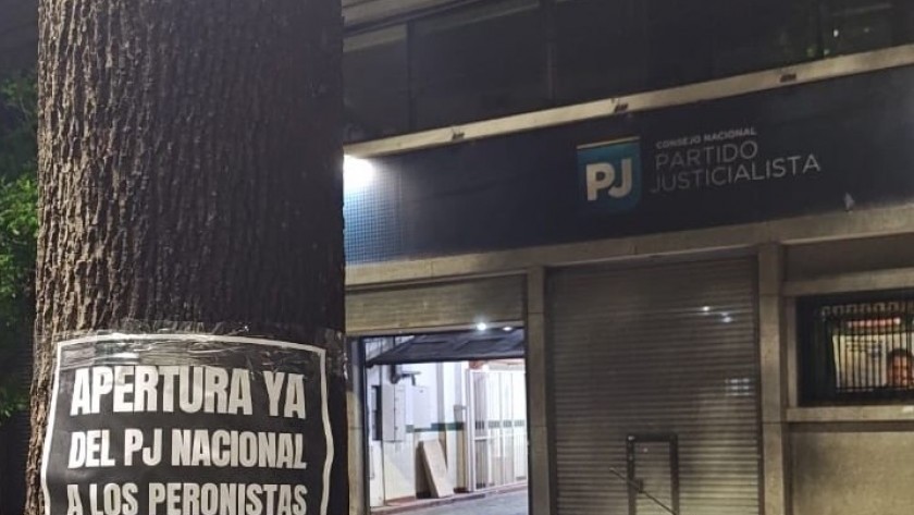 La sede del PJ bonaerense amaneció con carteles contra Máximo: “No es tu monarquía
