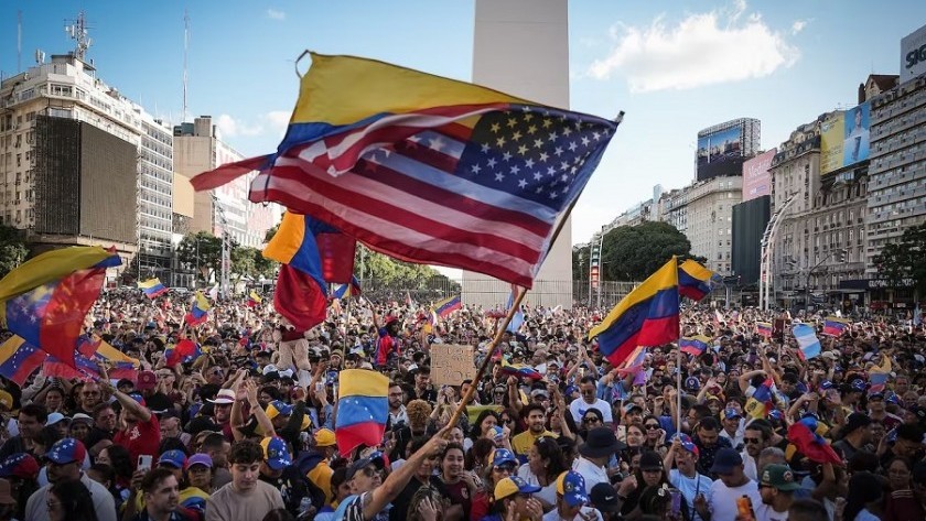Festejos en el Obelisco e indignación en el PJ y la izquierda por la caída de Maduro
