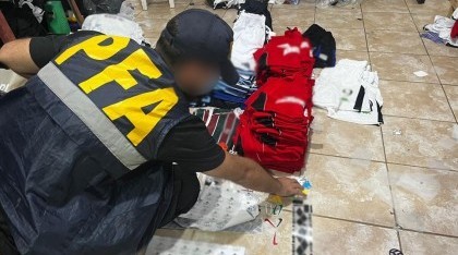 Rescatan a tres personas explotadas laboralmente en dos talleres textiles de Lanús