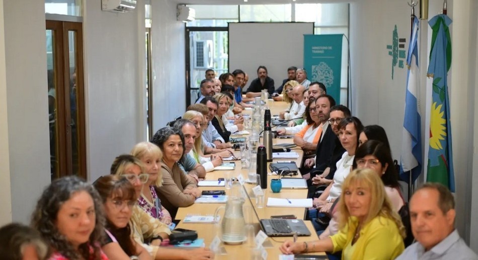 La Provincia ofreció a los gremios docentes un aumento salarial del 7% escalonado en julio y agosto