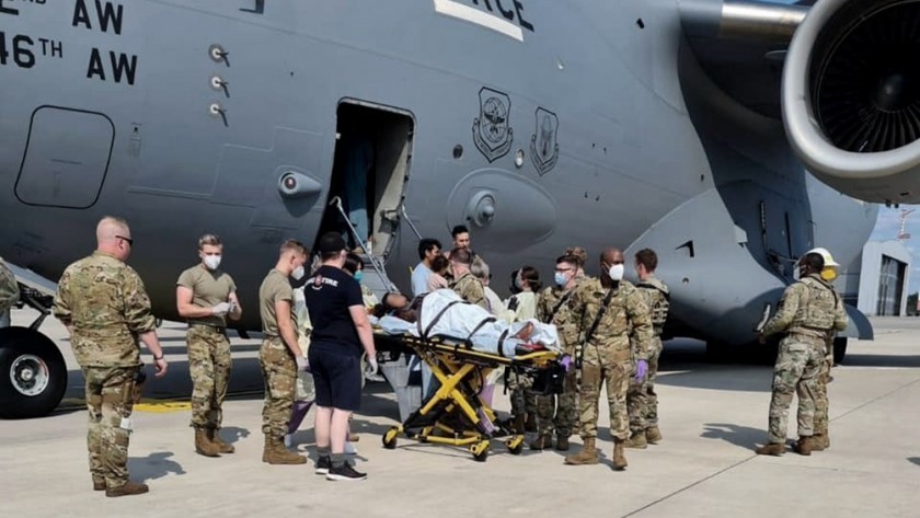 Una mujer evacuada de Afganistán dio a luz a una bebé en un avión militar estadounidense