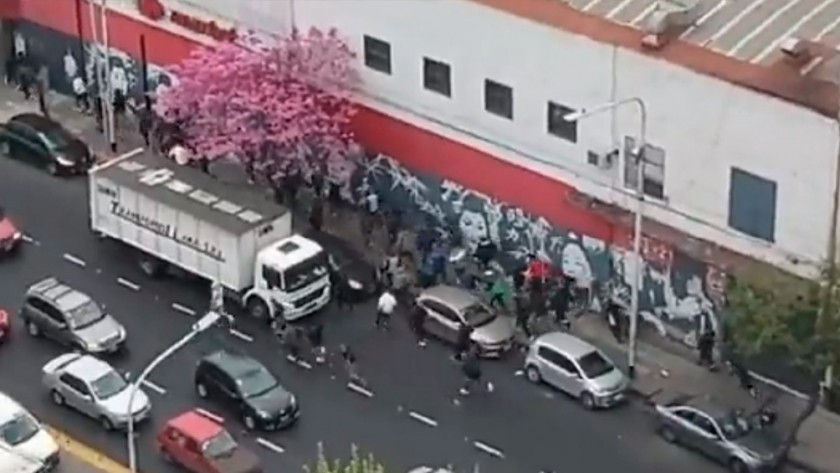 Casi 20 detenidos tras un enfrentamiento de dos facciones de la barra de Independiente