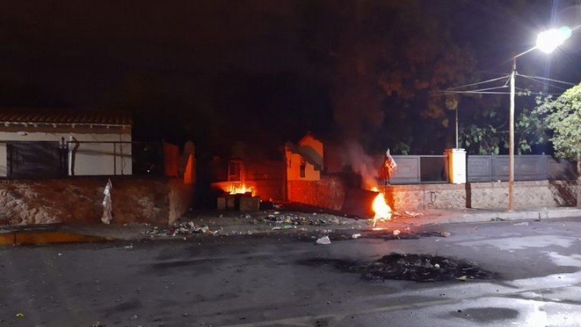 La Rioja: manifestantes incendiaron el portón de entrada a la residencia del gobernador