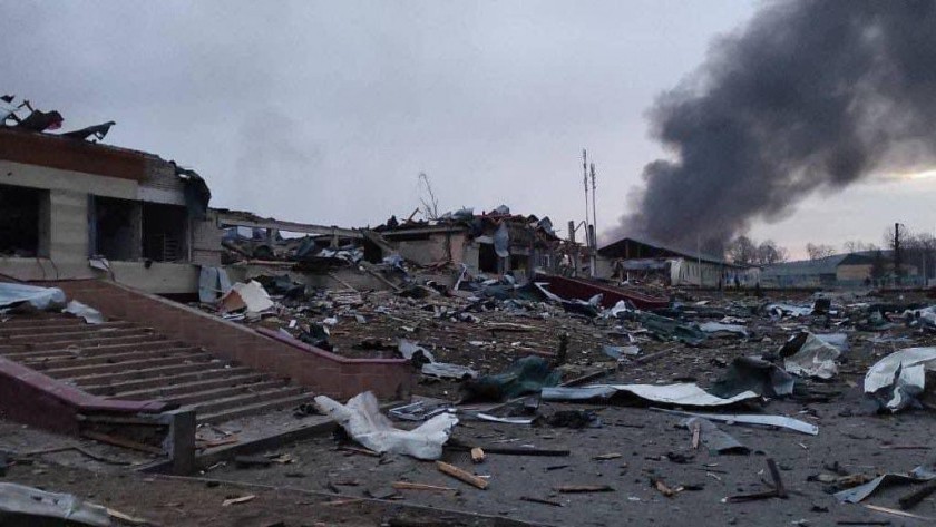 Rusia bombardeó una base militar cercana a Lviv, reportan al menos 35 muertos
