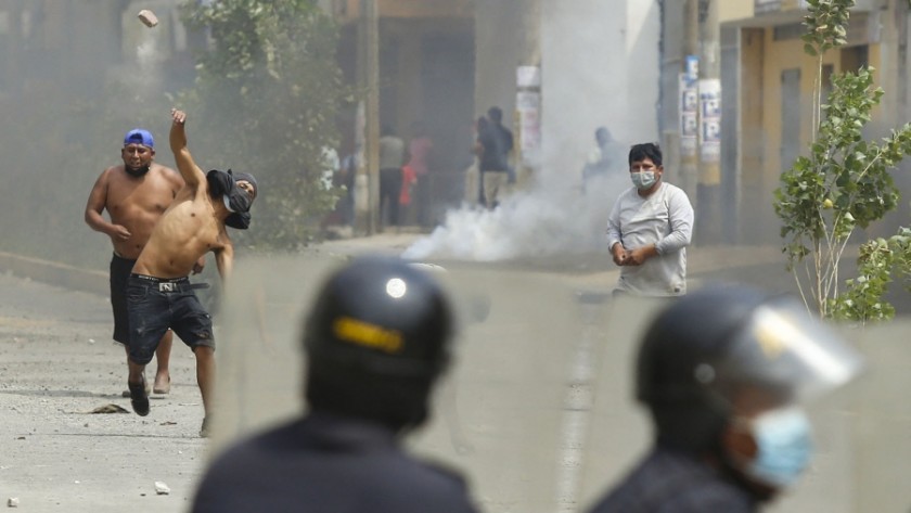 Perú: Toque de queda en Lima y Callao ante bloqueos de rutas y protestas