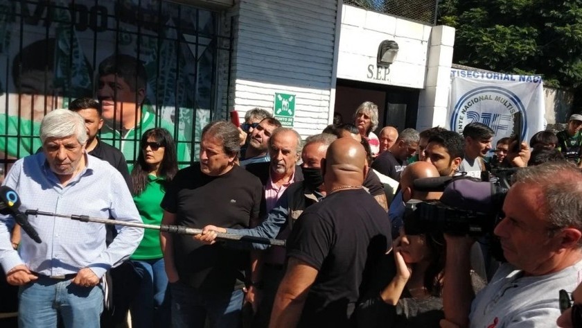 Tras la detención de dos sindicalistas, Hugo Moyano viajó a San Nicolás para apoyar el paro