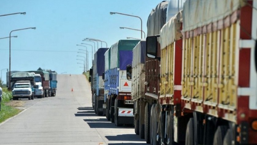 Arrancó el paro de transportistas de granos por el precio del gasoil