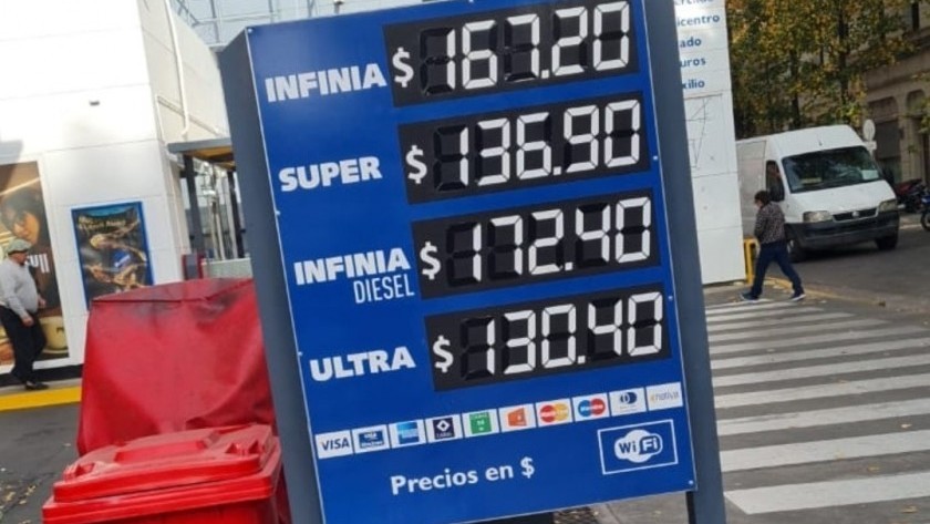 YPF aumentó hasta 11,5% sus combustibles  y se suma a las subas de otras dos petroleras