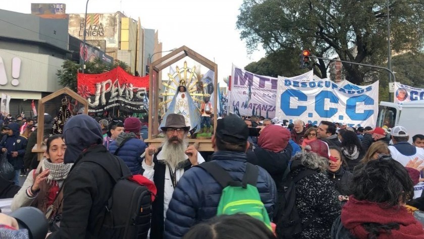 Movimientos sociales aliados al Gobierno marchan por San Cayetano