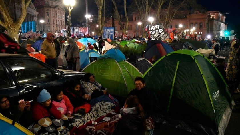 Ante la falta de respuesta del Gobierno, los piqueteros decidieron acampar en Plaza de Mayo